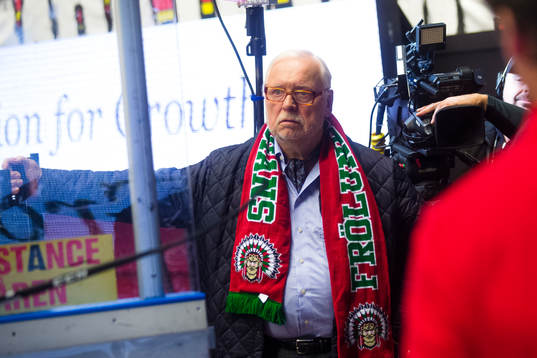 Krögaren Leif Mannerström med Frölundahalsduk