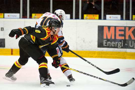 Brynäs Aaron Palushaj i en kamp mot Djurgårdens Niclas