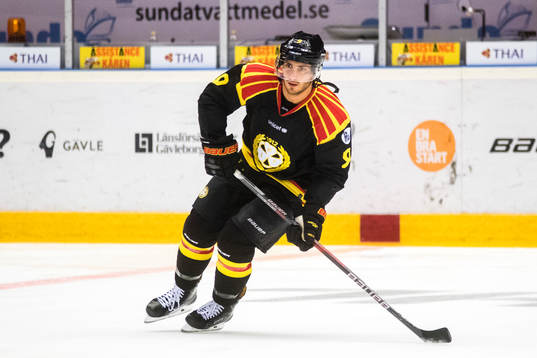 Brynäs Louie Caporusso   före ishockeymatchen i SHL