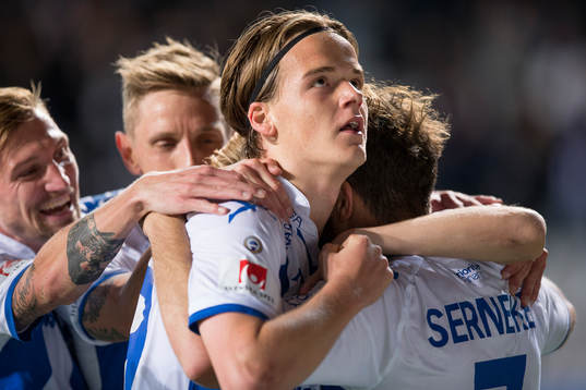 IFK Göteborgs Tobias Hysén jublar och blir omfamnad av