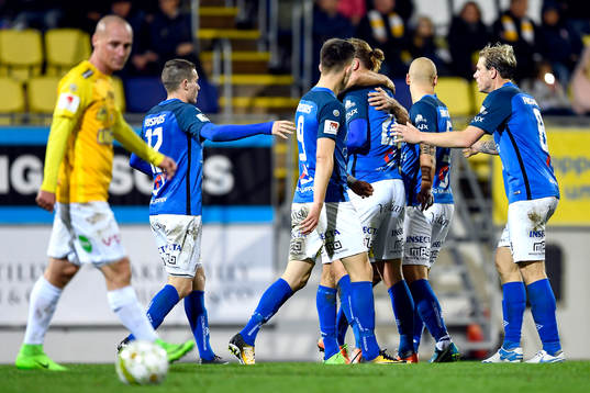 Norrbys Marcus Översjö jublar med lagkamrater efter 1-3