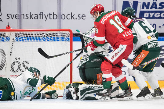 Färjestads Anton Grundel ligger bakom Färjestads målvakt