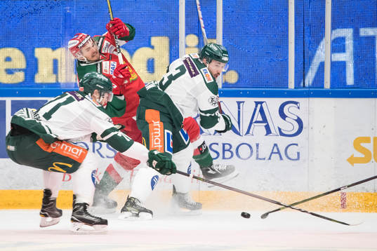 Moras Tomas Skogs mellan Färjestads Jesse Virtanen och