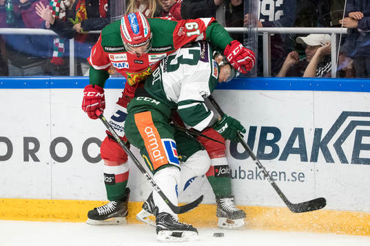 Moras John Perssoni kamp med Färjestads Anton Grundel  i