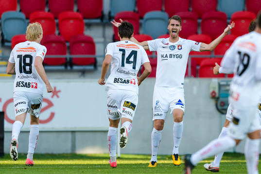 Örgrytes Johan Hammar jublar efter sitt 0-1 mål