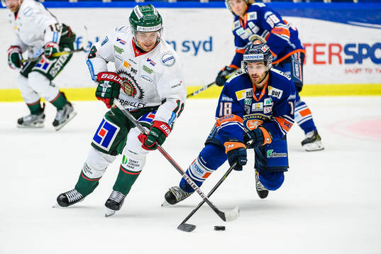 Växjös Andrew Calof tar pucken från Frölundas Mattias