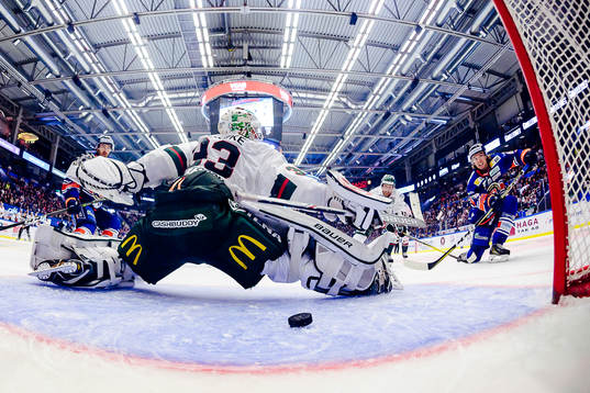 Växjös Adam Brodecki  gör mål 2-1 bakom Frölundas
