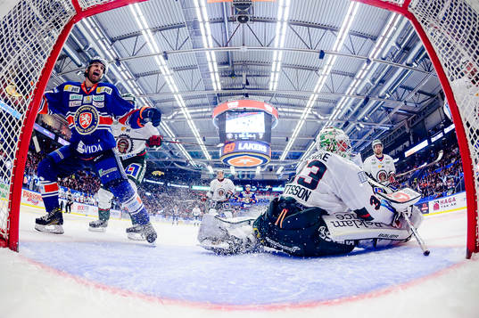 Växjös Andrew Calof jublar