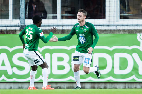 Jönköpings Daryl Smylie jublar med Eric Ayuk efter 1-1