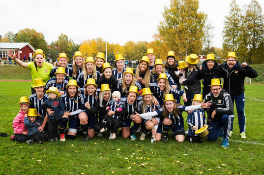 Kovlands lag jublar då Kovland vunnit serien Div 2 mellersta Norrland mellan Kovland och Alnö den 30 september 2017 i Kovland.