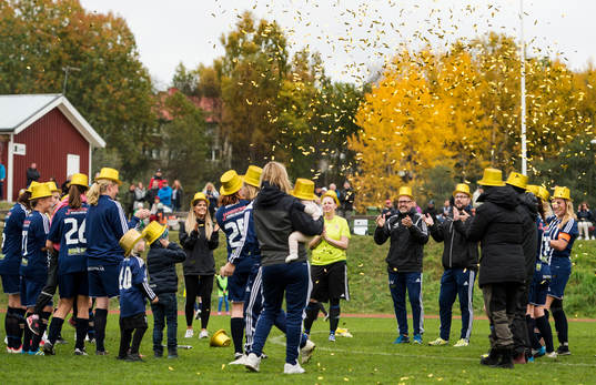 Kovlands lag jublar då Kovland vunnit serien Div 2 mellersta Norrland mellan Kovland och Alnö den 30 september 2017 i Kovland.
