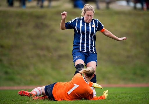 Kovlands Emelie Åkersten och Alnös målvakt Malin Pettersson