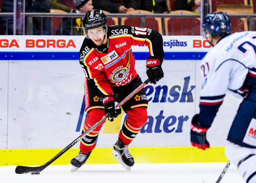 Luleås Einar Emanuelsson med pucken