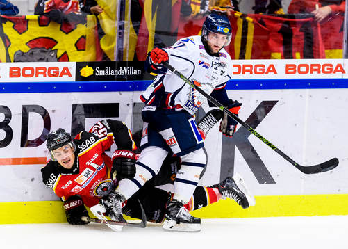 Linköpings Chad Billins stoppar Luleås Karl Fabricius