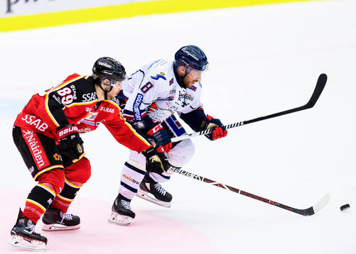 Linköpings Derek Roy jagas av Luleås Ryan Johnston
