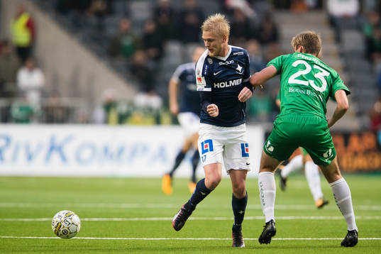 Norrköpings Karl Holmberg i kamp om bollen med Hammarbys