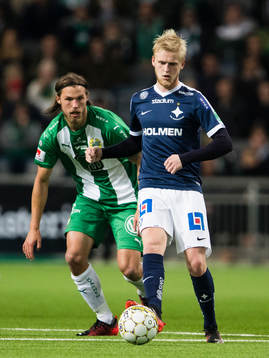 Hammarbys Björn Paulsen jagar Norrköpings Karl Holmberg