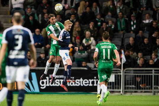 Hammarbys Björn Paulsen i en nickduell med Norrköpings