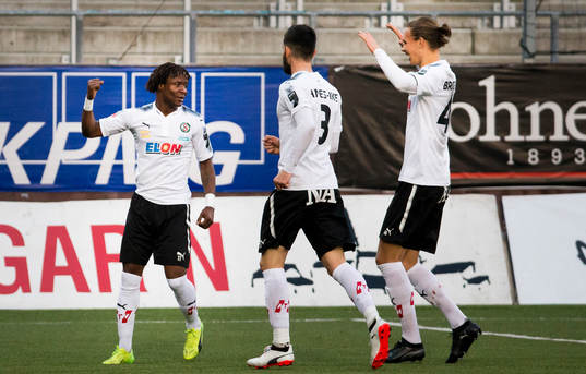 Örebros Kennedy Igboananike gör 1-0 och jublar med Brendan Hines-Ike och Arvid Brorsson