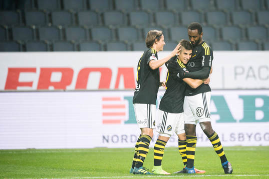 s Nicolas Marcelo Stefanelli jublar med Simon Thern och