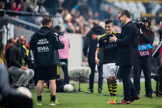 s Nicolas Marcelo Stefanelli jublar med tränare Rikard Norling under fotbollsmatchen i Allsvenskan mellan AIK och Elfsborg den 1 oktober 2017 i Stockholm.