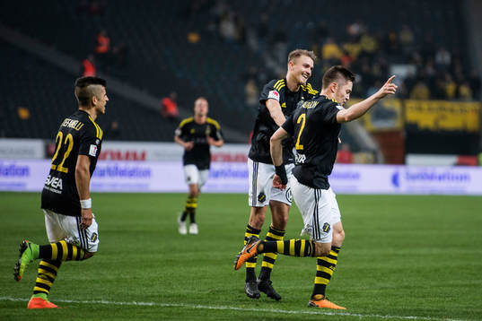 s Haukur Heidar Hauksson jublar