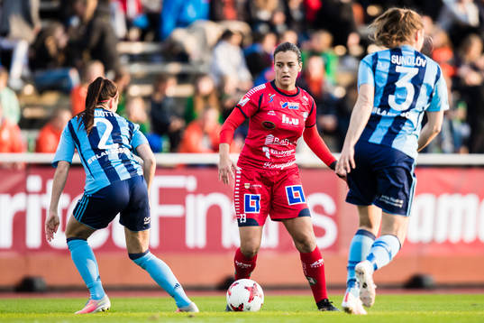 Linköpings Marija Banusic i kamp om bollen med med