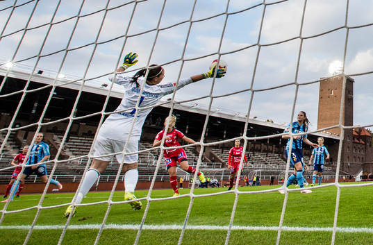 Djurgårdens målvakt Gudbjörg Gunnarsdottir med en