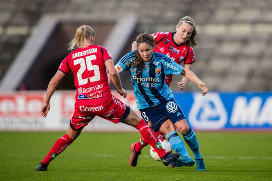 Djurgårdens Michelle Wörner i kamp om bollen med