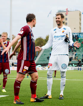 Djurgårdens Kim Källström och målvakt Andreas Isaksson jublar