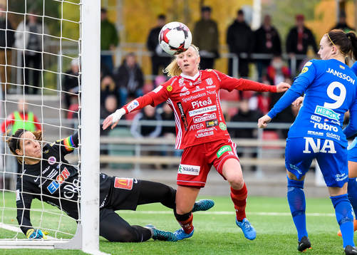 Piteås Elin Bragnum är framme och hotar framför Örebros