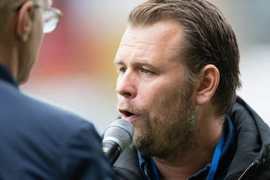 Häckens tränare Mikael Stahre gör en intervju innan