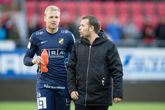 Häckens målvakt Peter Abrahamsson och tränare Mikael