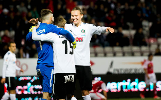 Örebros målvakt Oscar Jansson, Martin Lorentzson  och Arvid Brorsson jublar efter slutsignalen