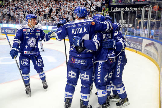 Leksands Mattias Nilsson jublar med lagkamrater