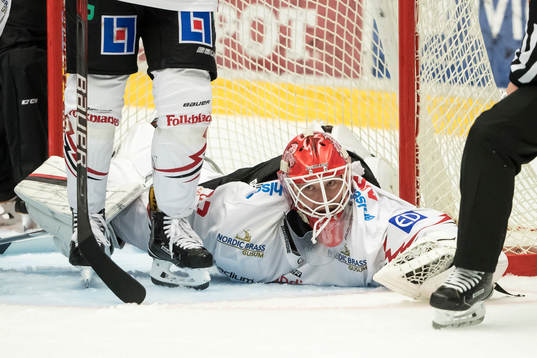 Vita Hästens målvakt Pontus Sjögren räddar  i