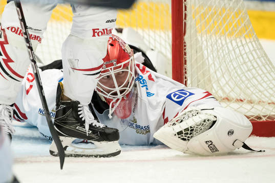 Vita Hästens målvakt Pontus Sjögren räddar  i