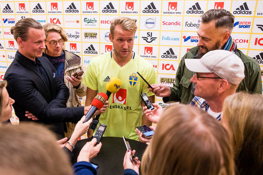 Sveriges Ola Toivonen blir intervjuad av media i mixed zone