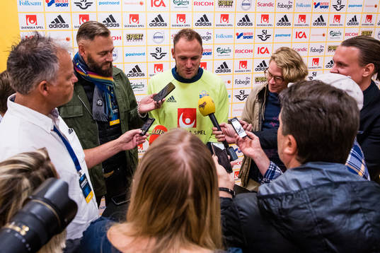 Sveriges Andreas Granqvist blir intervjuad av media i mixed zone