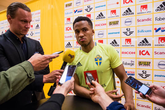 Sveriges Martin Olsson blir intervjuad av media i mixed zone
