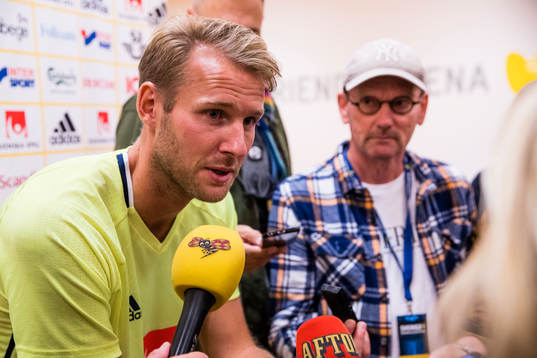 Sveriges Ola Toivonen blir intervjuad av media i mixed zone