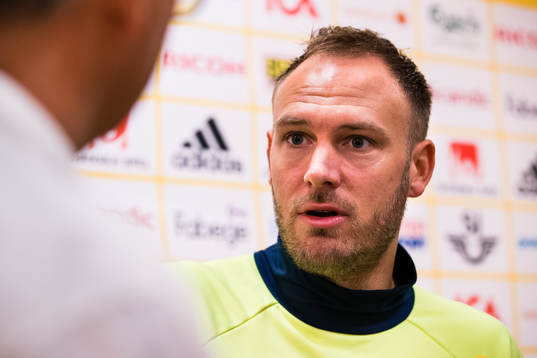 Sveriges Andreas Granqvist blir intervjuad av media i mixed zone
