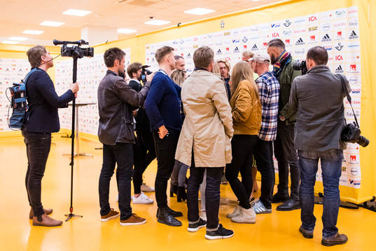 Media intervjuar en spelare i mixed zone