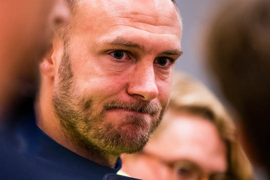 Sveriges Andreas Granqvist blir intervjuad av media i mixed zone