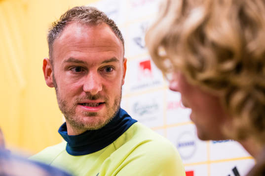 Sveriges Andreas Granqvist blir intervjuad av media i mixed zone