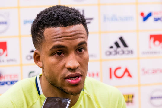 Sveriges Martin Olsson blir intervjuad av media i mixed zone