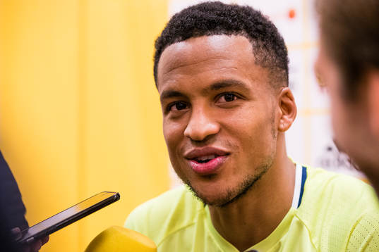 Sveriges Martin Olsson blir intervjuad av media i mixed zone