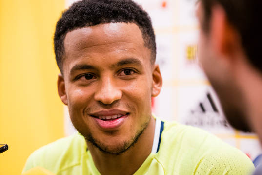 Sveriges Martin Olsson blir intervjuad av media i mixed zone