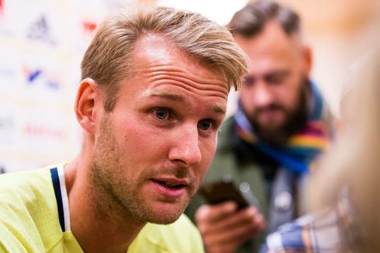 Sveriges Ola Toivonen blir intervjuad av media i mixed zone