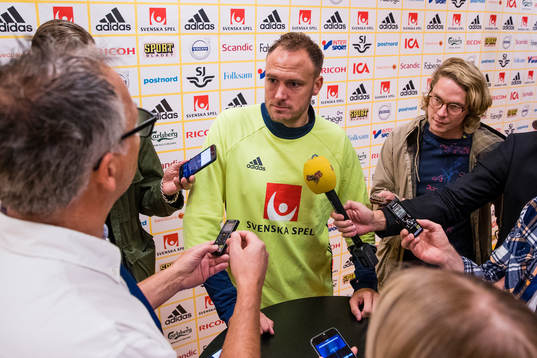 Sveriges Andreas Granqvist blir intervjuad av media i mixed zone
